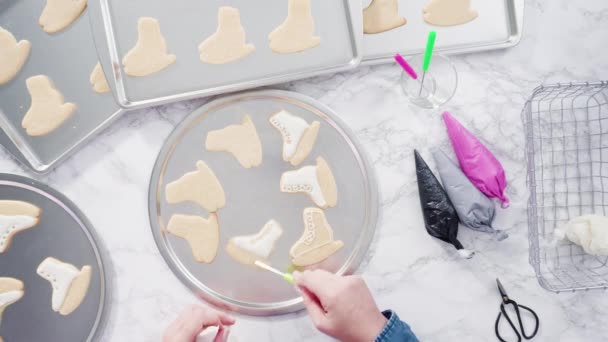 Zdobení Brusle Tvaru Cukru Cookies Bílou Barvou Královské Polevy — Stock video