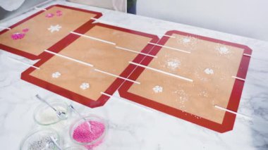 Ev yapımı lolipop yapmak için karamelize şeker ve silikon paspaslar..