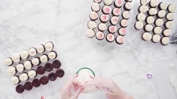 Çikolatalı Ahududu Kekleri Pişirmek Için Folyolu Kek Bardaklarıyla Kaplı Kek — Stok video