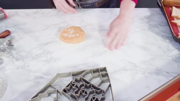 Cortador Galletas Navidad Grande Sobre Fondo Mármol — Vídeo de stock