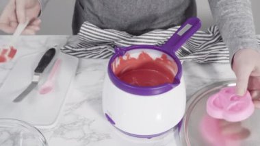 Adım adım. Erimiş kırmızı çikolata parçalarından çikolata kalpler ve öpücükler yapmak.