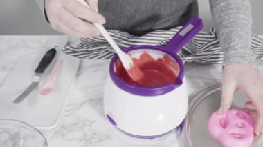 Adım adım. Erimiş kırmızı çikolata parçalarından çikolata kalpler ve öpücükler yapmak.