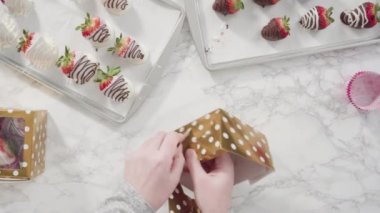 Erimiş çikolataya batırılmış organik çilekler..