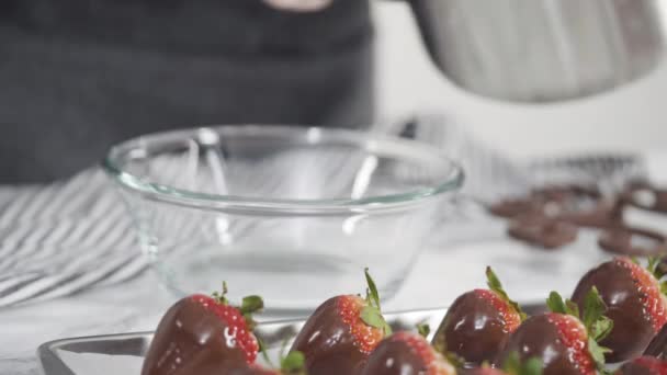 有机草莓浸入融化的巧克力中 — 图库视频影像