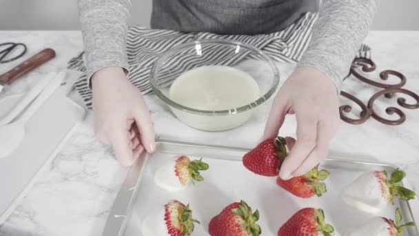 有机草莓浸入融化的巧克力中 — 图库视频影像