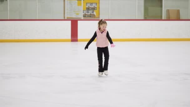 朝のフィギュアスケート練習で彼女の要素を練習小さなスケーター — ストック動画