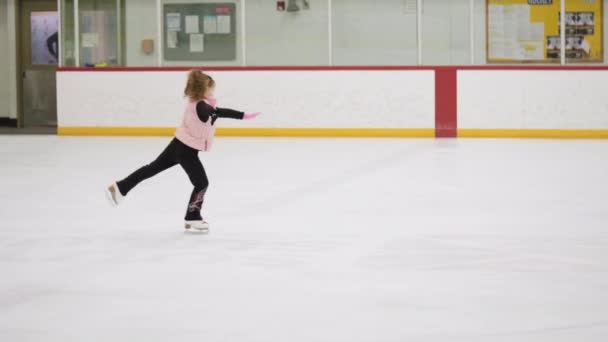 Kleine Schaatsster Oefent Haar Elementen Ochtend Kunstschaatstraining — Stockvideo