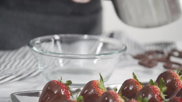 一步一步 将有机草莓浸入融化的巧克力中 — 图库视频影像