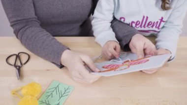 Küçük kız dikiş setiyle dikiş dikmeyi öğreniyor..