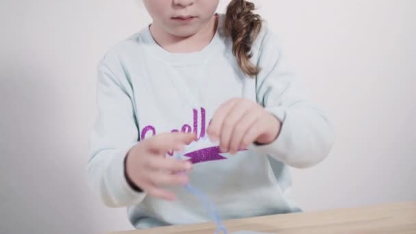 Маленькая Девочка Учится Шить Своей Матерью Рабочим Столом — стоковое видео
