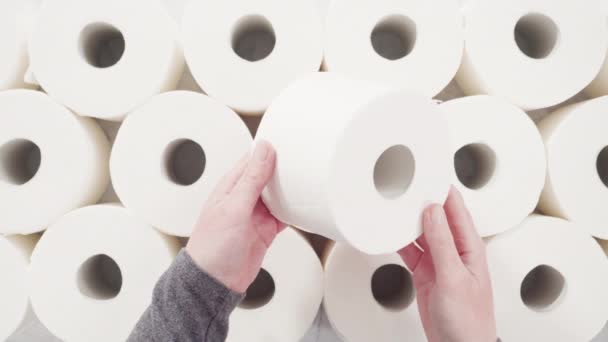 Плоский Лежал Новые Белые Рулоны Туалетной Бумаги Сером Фоне — стоковое видео