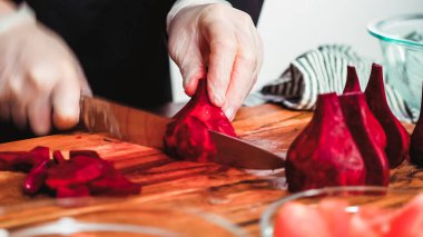 Adım adım. Pancar pancar çorbası, küçük küpler halinde Dilimleme pancar çorbası.