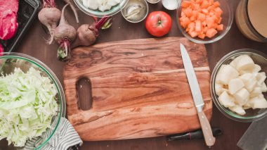 Adım adım. Düz yatıyordu. Pancar çorbası, pancar çorbası için malzemeler hazırlanıyor..