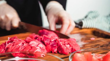 Adım adım. Pancar çorbası ve borş için küçük küplere sığır eti dilimliyorum..