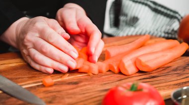 Adım adım. Pancar çorbası ve borş için küçük küplere portakal havucu dilimliyorum..