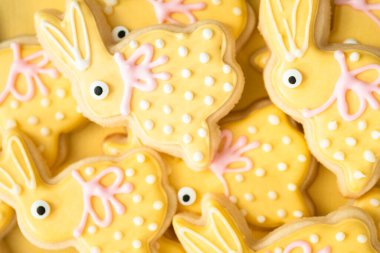 Farklı renklerde kraliyet kremalarıyla süslenmiş Paskalya şekerli kurabiyeler..