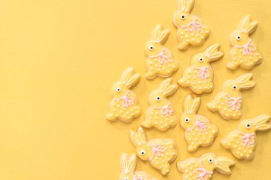 Düz yatıyordu. Farklı renklerde kraliyet kremalarıyla süslenmiş Paskalya şekerli kurabiyeler..