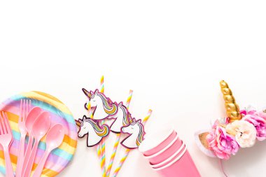 Düz yatıyordu. Tek boynuzlu at temalı çocukların doğum günü partisi nesneleri.