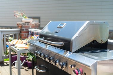 Arka verandada 4 Temmuz kutlamaları için mısır koçanlı sosisli sandviç barı..