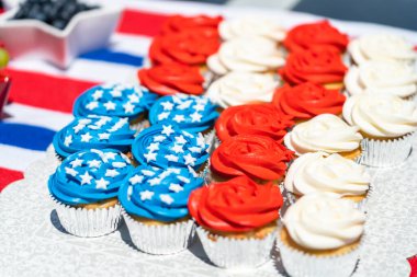 Amerikan bayrağı şeklinde kırmızı, mavi ve beyaz kremalı vanilyalı kekler..