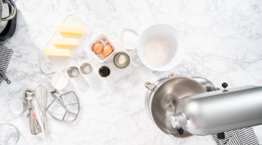 Düz yatıyordu. Vanilyalı kek pişirmek için mutfak mikserinin malzemelerini karıştırıyorum..