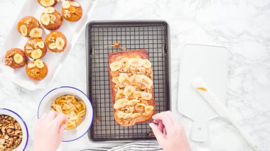 Düz yatıyordu. Adım adım. Ev yapımı karamelli, muzlu ve cevizli muzlu ekmek..