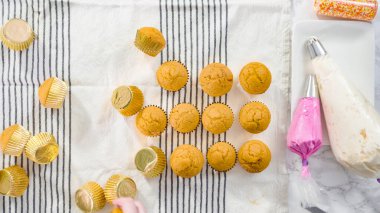 Düz yatıyordu. Yeni pişmiş balkabağı baharatlı kek..