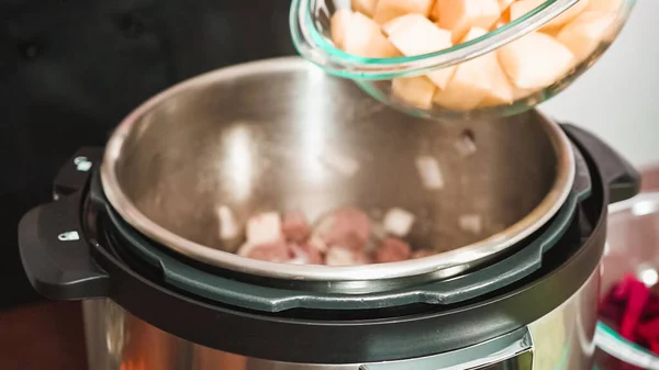 Paso Paso Cocinar Sopa Remolacha Borscht Con Verduras Orgánicas Cocina — Foto de Stock