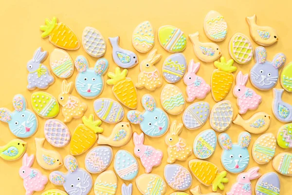 Flach Lag Ostern Zuckerkekse Mit Königlicher Glasur Verschiedenen Farben Dekoriert — Stockfoto