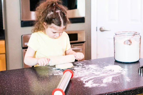 Meisje Rollende Suiker Koekjesdeeg Met Een Kleine Deegroller Het Aanrecht — Stockfoto