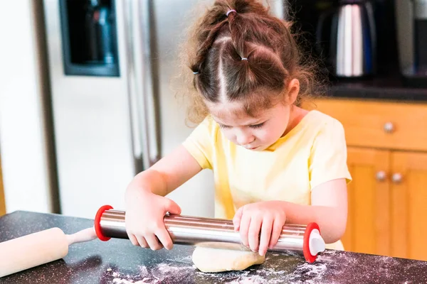 Küçük Kız Yuvarlanan Şekerli Kurabiye Hamuru Mutfak Tezgahında Küçük Bir — Stok fotoğraf