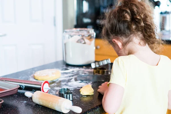 Kleines Mädchen Backt Zuckerplätzchen Der Küche — Stockfoto