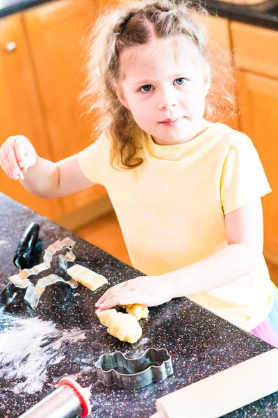 Dziewczynka Piecze Ciasteczka Cukrem Kuchni — Zdjęcie stockowe