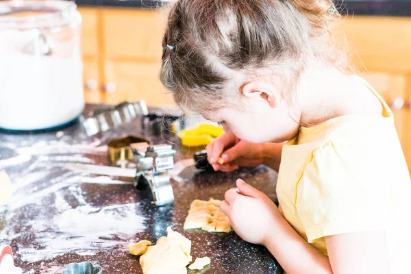 Маленькая Девочка Печет Сахарное Печенье Кухне — стоковое фото