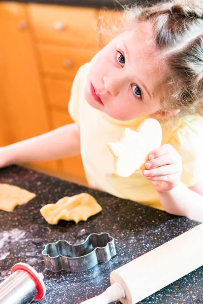 Kleines Mädchen Isst Frisch Gebackenen Zuckerkeks Der Küche — Stockfoto