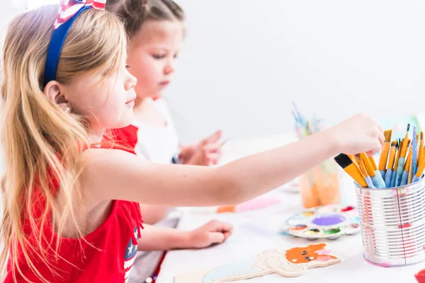 Niñas Pintan Sobre Lienzo Julio — Foto de Stock