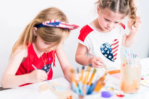 Niñas Pintan Sobre Lienzo Julio — Foto de Stock