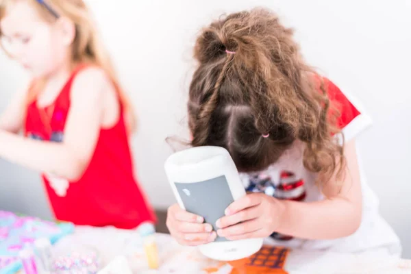 Kleine Meisjes Schilderen Doek Juli Feest — Stockfoto