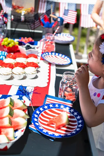 Little Girls Playing July 4Th Party Back Patio — Stock Photo, Image