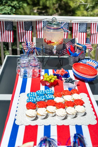 アメリカ国旗の形をした赤 白のアイシングのバニラカップケーキ — ストック写真