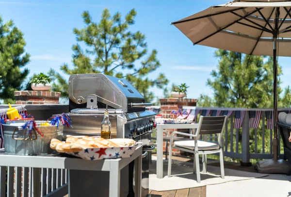 Hot Dog Bar Met Maïs Kolf Voor Juli Feest Achterpatio — Stockfoto