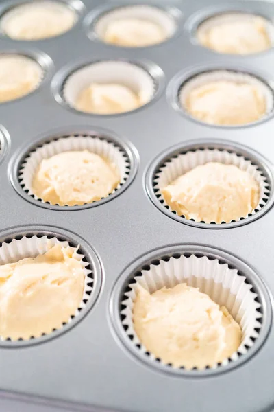 Sbírání Cupcake Těsto Cupcake Pan Lemovaný Cupcake Vložky Péct Vanilkové — Stock fotografie