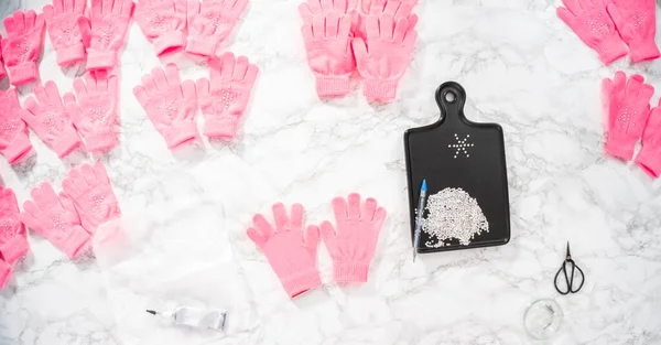 Strass Rosa Kinderhandschuhe Mit Schneeflockenformen — Stockfoto
