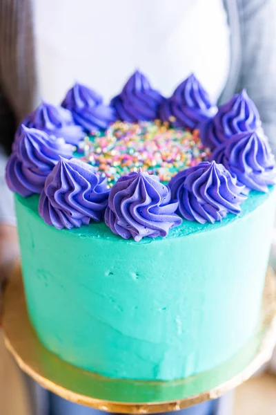 Tarta Cumpleaños Con Crema Mantequilla Turquesa Rosetas Espolvoreos Púrpuras —  Fotos de Stock