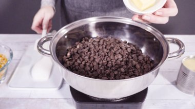 Adım adım. Kavanozda çikolata parçaları eritip fındıklı şekerleme yapıyorum..
