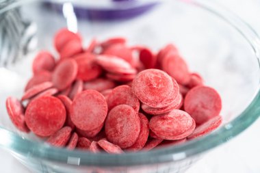 Eriyen kırmızı çikolata, eriyen şeker tenceresinde erir..