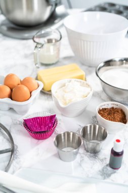 Kırmızı kadife kek pişirmek için gerekli malzemeler..