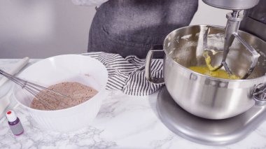 Adım adım. Kırmızı kadife kekler pişirmek için mutfak mikserinin malzemelerini karıştırıyorum..