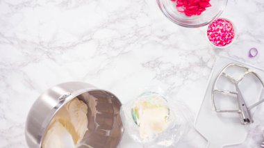 Düz yatıyordu. Adım adım. Krem peynirli krema hazırlamak için mutfak mikserinin malzemelerini karıştırıyorum..