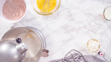 Düz yatıyordu. Adım adım. Kırmızı kadife kekler pişirmek için mutfak mikserinin malzemelerini karıştırıyorum..